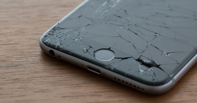 Tela de iPhone quebrada O que fazer? Cell Phone
